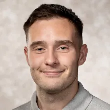 Man wearing a gray shirt